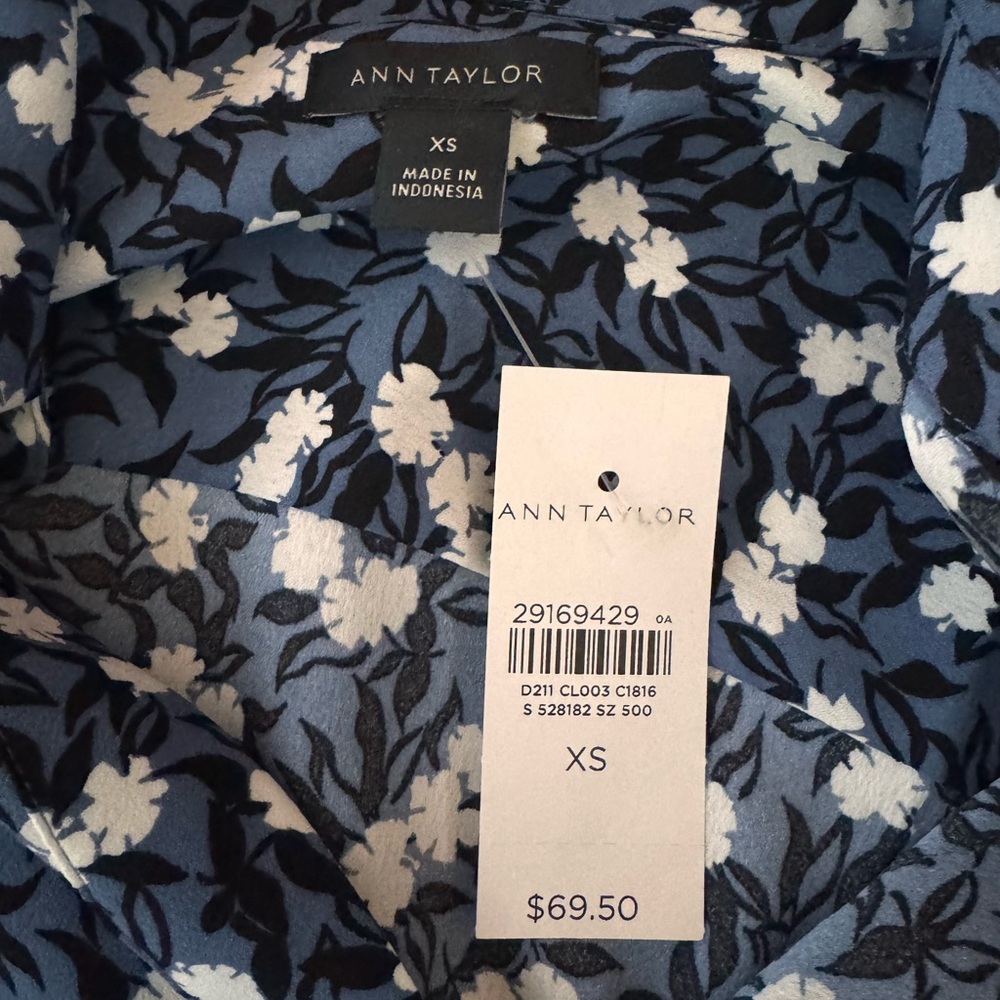 Ann Taylor Blue and White Floral Blouse size XS NWT - Picture 3 of 10